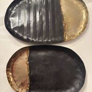 Creative Co-op Set/2 Trays. Black & Gold. Decorative Not Food Use. 10.5 & 12.5in